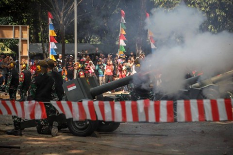 Personel Batalyon Armed 7 menembakan meriam 75 mm saat upacara Peringatan Detik-Detik Proklamasi Kemerdekaan ke-78 Republik Indonesia di halaman Monas, Jakarta, Kamis (17/8/2023). Foto: Jamal Ramadhan/kumparan