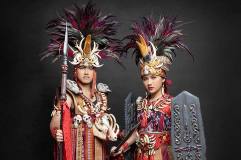 Kaesang Pangarep dan Istrinya, Erina Gudono, mengenakan baju adat Minahasa pada Upacara HUT ke-78 RI, di Istana Merdeka, Jakarta, Kamis (17/8/2023). Foto: Instagram/@erinagudono