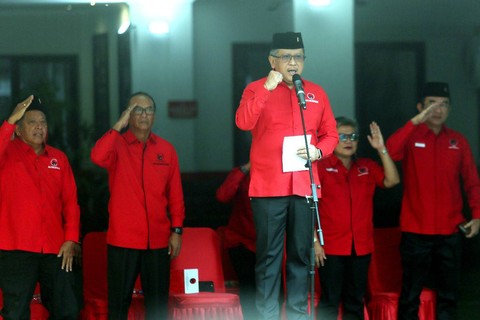 Sekjen PDIP Hasto Kristiyanto memimpin upacara HUT ke-78 RI di Sekolah Partai PDIP, Lenteng Agung, Kamis (17/8/2023). Foto: Dok. PDIP