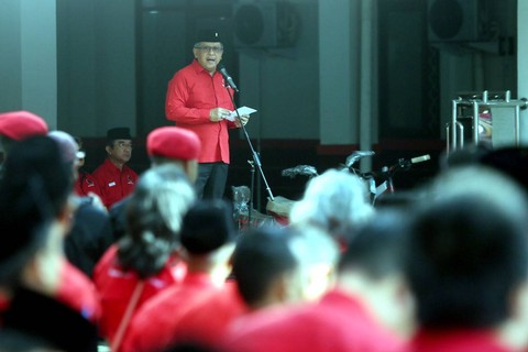 Sekjen PDIP Hasto Kristiyanto memimpin upacara HUT ke-78 RI di Sekolah Partai PDIP, Lenteng Agung, Kamis (17/8/2023). Foto: Dok. PDIP
