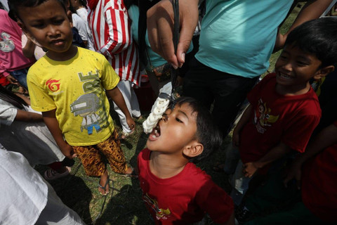 Sejumlah anak mengikuti lomba makan kerupuk dalam rangka merayakan HUT ke-78 RI di kawasan Cilandak Barat, Jakarta, kamis (17/8/2023). Foto: Aditia Noviansyah/kumparan