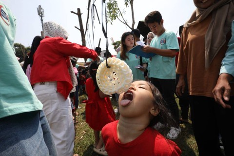 Sejumlah anak mengikuti lomba makan kerupuk dalam rangka merayakan HUT ke-78 RI di kawasan Cilandak Barat, Jakarta, kamis (17/8/2023). Foto: Aditia Noviansyah/kumparan