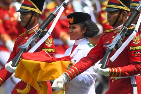 Pasukan Paskibraka Lilly Indriani Suparman Wenda (tengah) membawa Bendera Merah Putih untuk dikibarkan dalam Upacara Peringatan Detik-Detik Proklamasi Kemerdekaan ke-78 Republik Indonesia di Istana Merdeka, Jakarta, Kamis (17/8/2023). Foto: Akbar Nugroho Gumay/ANTARA FOTO