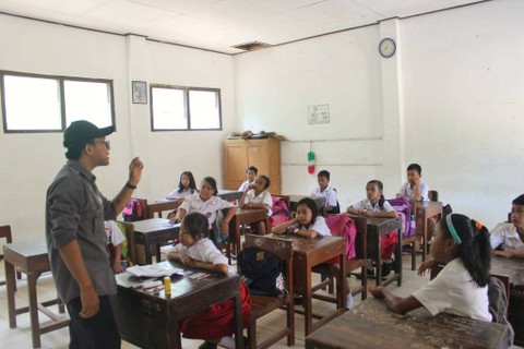Relawan mahasiswa mengajar di SD (sumber: Dok.pribadi penulis)