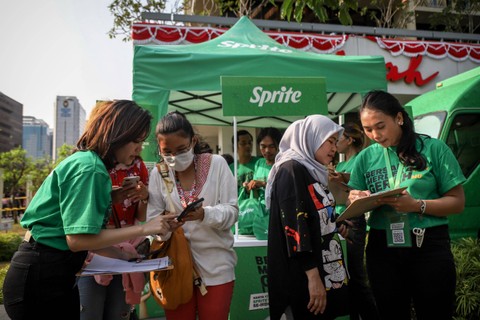 Suasana bagi-bagi Sprite gratis di kawasan Sarinah, Jakarta Pusat, Kamis (17/8/2023). Foto: Jamal Ramadhan/kumparan