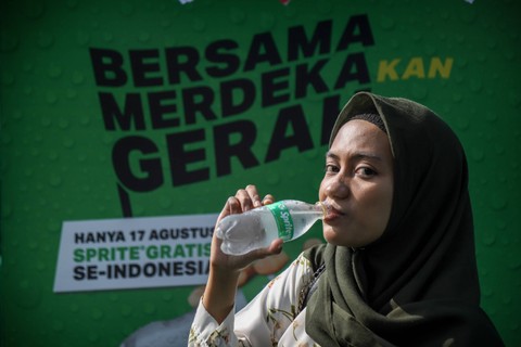 Suasana bagi-bagi Sprite gratis di kawasan Sarinah, Jakarta Pusat, Kamis (17/8/2023). Foto: Jamal Ramadhan/kumparan