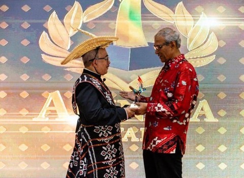 Kedutaan Besar Republik Indonesia di Singapura memberikan Adinata Awards ke Dubes Zainul Abidin Rasheed, Kamis (17/9)  Foto: Dok. Istimewa