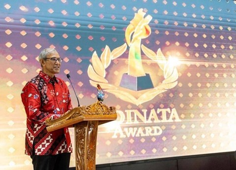 Kedutaan Besar Republik Indonesia di Singapura memberikan Adinata Awards ke Dubes Zainul Abidin Rasheed, Kamis (17/9)  Foto: Dok. Istimewa