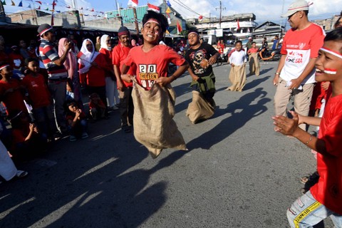 Anak-anak mengikuti lomba balap karung dalam rangka HUT ke-78 Kemerdekaan Republik Indonesia di Pasar Tradisional Manonda di Palu, Sulawesi Tengah, Kamis (17/8/2023). Foto: Mohamad Hamzah/ANTARA FOTO