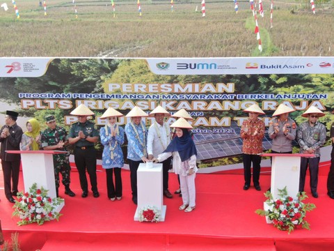 PT Bukit Asam Tbk (PTBA) telah menyelesaikan pembangunan Pembangkit Listrik Tenaga Surya (PLTS) untuk irigasi lahan pertanian di Desa Karang Raja, Muara Enim, Sumatera Selatan. Foto: Dok. PTBA