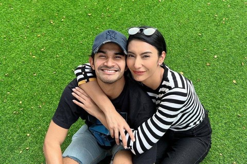 Tyas Mirasih dan Tengku Tezi. Foto: Instagram/@tyasmirasih