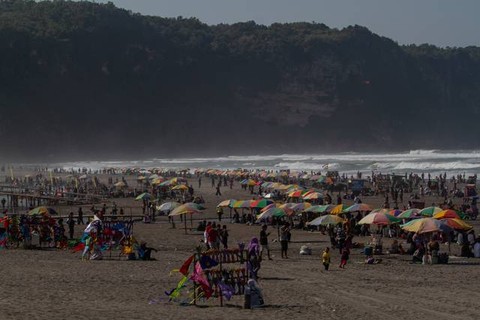 Ilustrasi wisatawan di Pantai Parangtritis, Bantul. Foto: Hendra Nurdiyansyah/Antara Foto