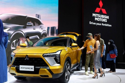 Sejumlah pengunjung antusias melihat langsung Mitsubishi XFORCE di GIIAS 2023, Jumat (18/8/2023). Foto: Aditya Pratama Niagara/kumparan