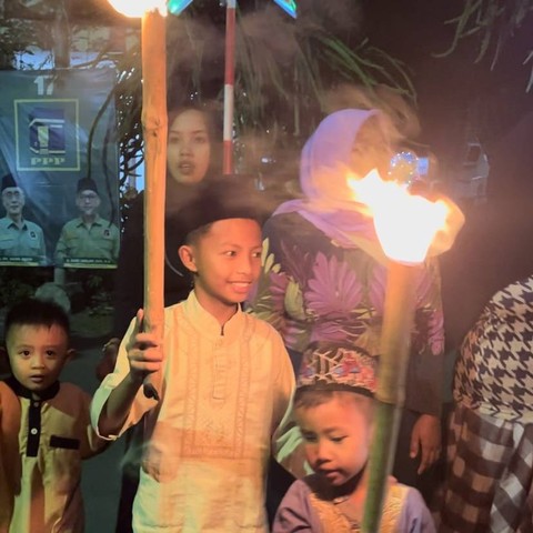 Keseruan Masyarakat Desa Taman dalam menyambut Malam Satu Suro mengelilingi wilayah desa dengan membawa obor. (Foto: Dokumentasi Pribadi)