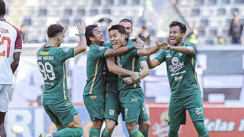 Pertandingan Liga 1 2023/24 antara Persebaya vs PSM di Stadion Gelora Bung Tomo, Surabaya, Jumat Foto: Dok. Media Persebaya