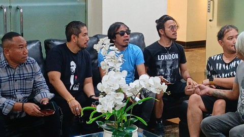 Band Radja Sambangi Kantor Polda Metro Jaya. Foto: Aprilandika Pratama/kumparan