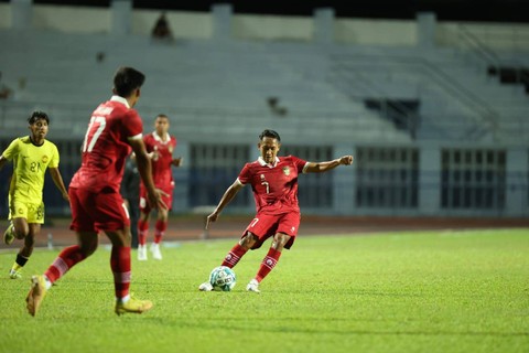Timnas Indonesia U-23 menghadapi Malaysia U-23 dalam pertandingan Piala AFF U-23 2023 di Rayong Province Stadium, Jumat (18/8).  Foto: PSSI