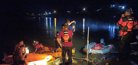 Tim Reaksi Cepat BPBD Sekadau melakukan pencarian dua remaja yang tenggelam di kawasan Batu Tinggi Sekadau, Jumat malam, 18 Agustus 2023. Foto: Dok. BPBD Sekadau