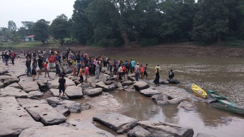 Warga memadati kawasan Batu Tinggi memantau proses pencarian dua remaja yang tenggelam. Foto: Dina Mariana/Hi!Pontianak