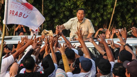 Ketua Umum Partai Gerindra Prabowo Subianto membagikan kaos kepada relawan usai menghadiri deklarasi Gerakan PraBu di Gedung Marina, Semarang, Jawa Tengah, Jumat (18/8). Foto: ANTARA FOTO/Makna Zaezar