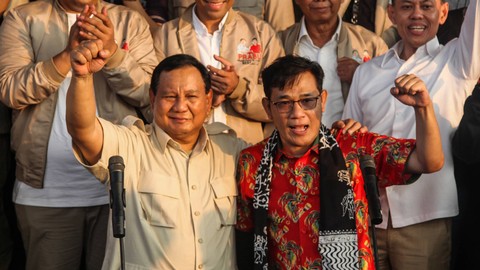 Ketua Umum Partai Gerindra Prabowo Subianto (kiri) bersama politikus PDI Perjuangan Budiman Sudjatmiko (kanan) berpose sambil mengepalkan tangan usai menghadiri deklrasi Gerakan PraBu di Gedung Marina, Semarang, Jawa Tengah, Jumat (18/8). Foto: ANTARA FOTO/Makna Zaezar