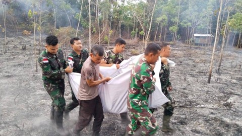 Evakuasi korban kebakaran hutan di Kapuas Hulu, Kalbar. (Foto: Dokumen Edi Suharta)