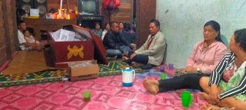 Camat Badau, Edi Suharta ketika melayat ke rumah duka. (Foto: Dokumen Edi Suharta)