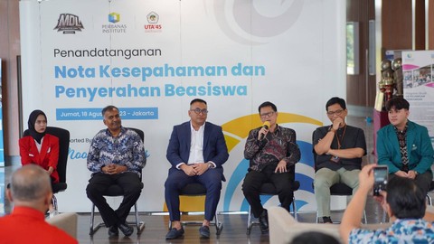 Suasana penandatanganan kerja sama dan penyerahan beasiswa program Moonton Cares "Membina Sang Legenda" kepada kepada mahasiswa-mahasiswi di Institut Perbanas dan Universitas Tujuh Belas Agustus, Jumat (18/8). Foto: Dok. Istimewa