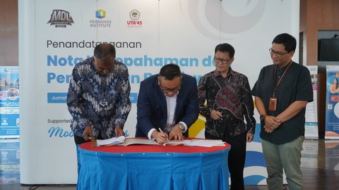 Penandatanganan kerja sama dan penyerahan beasiswa program Moonton Cares "Membina Sang Legenda" kepada kepada mahasiswa-mahasiswi di Institut Perbanas dan Universitas Tujuh Belas Agustus, Jumat (18/8). Foto: Dok. Istimewa