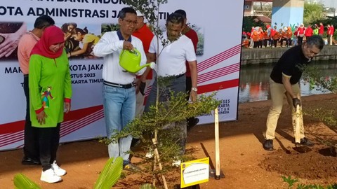 Maybank melaksanakan aksi menanam sebanyak 1.500 tanaman di kolong Tol Becakayu, Jakarta Timur bersama Pj Gubernur DKI Jakarta, Heru Budi Hartono, Sabtu (19/8). Foto: Thomas Bosco/kumparan