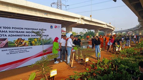 Maybank melaksanakan aksi menanam sebanyak 1.500 tanaman di kolong Tol Becakayu, Jakarta Timur bersama Pj Gubernur DKI Jakarta, Heru Budi Hartono, Sabtu (19/8). Foto: Thomas Bosco/kumparan