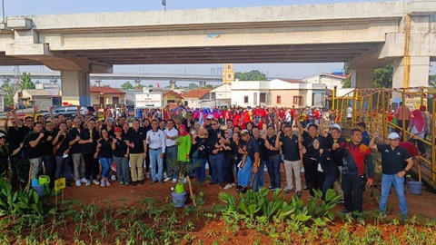 Maybank melaksanakan aksi menanam sebanyak 1.500 tanaman di kolong Tol Becakayu, Jakarta Timur bersama Pj Gubernur DKI Jakarta, Heru Budi Hartono, Sabtu (19/8). Foto: Thomas Bosco/kumparan