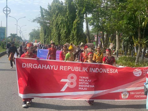 Peserta Karnaval Semarak Merah Putih Khatulistiwa berjalan kaki. Foto: Cecilia Berutu/Hi!Pontianak