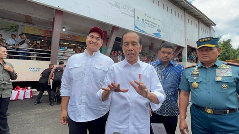 Presiden Jokowi meninjau Pasar Suka Ramai, Kota Medan, pada Sabtu (19/8). Foto: Tri Vosa/kumparan