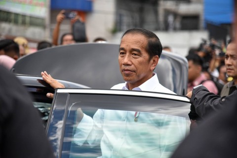 Presiden Jokowi tiba di lokasi saat meninjau harga kebutuhan pokok di Pasar Sukaramai, Medan, Sumatera Utara, Sabtu (19/8/2023). Foto: Fransisco Carolio/ANTARA FOTO