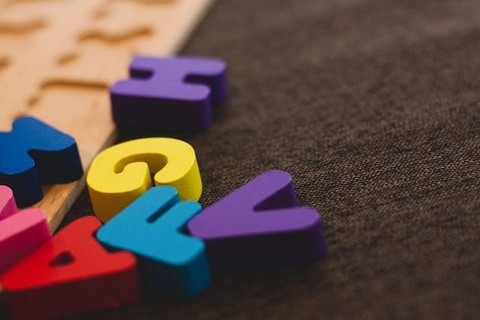 Ilustrasi pengertian, jenis, dan contoh kata depan. Foto: Unsplash/Ryan Wallace