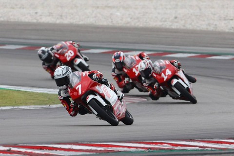 Veda Ega Pratama berhasil raih podium kedua pada balapan pertama di ajang Idemitsu Asia Talent Cup (IATC) seri perdana di Sepang International Circuit (19/8). Foto: Dok. AHM