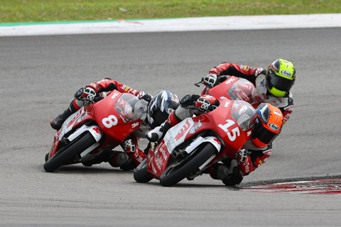 Veda Ega Pratama berhasil raih podium kedua pada balapan pertama di ajang Idemitsu Asia Talent Cup (IATC) seri perdana di Sepang International Circuit (19/8). Foto: Dok. AHM