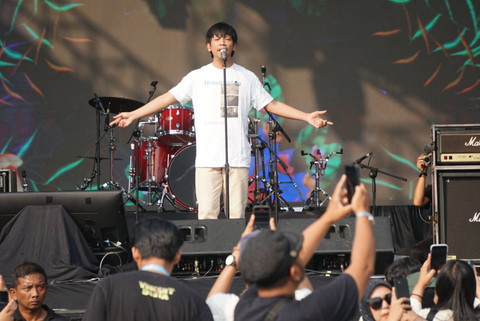 Vokalis D'Masiv, Rian Ekky Pradipta, saat tampil di panggung Soundsfest 2023, Bekasi, Jawa Barat, Minggu (19/8/2023). Foto: Iqbal Firdaus/kumparan