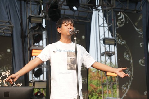 Vokalis D'Masiv, Rian Ekky Pradipta, saat tampil di panggung Soundsfest 2023, Bekasi, Jawa Barat, Minggu (19/8/2023). Foto: Iqbal Firdaus/kumparan