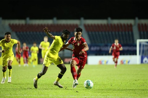Timnas Indonesia U-23 menghadapi Malaysia U-23 dalam pertandingan Piala AFF U-23 2023 di Rayong Province Stadium, Jumat (18/8). Foto: PSSI