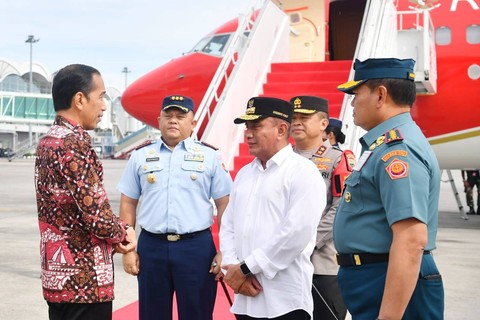 Gubernur Sumut Edy Rahmayadi menyambut kedatangan Presiden Jokowi di Bandara Internasional Kualanamu pada Sabtu (19/8/2023). Foto: Dok. Pemprov Sumut