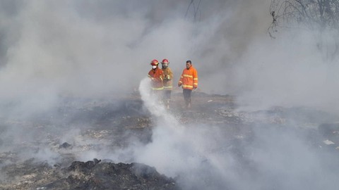Damkar padamkan kebakaran di TPST Bantargebang, Bekasi, pada Sabtu (19/8/2023). Foto: Dok. Damkar Bekasi