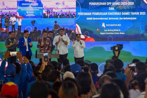 Presiden Jokowi menabuh alat musik taganing saat pembukaan acara Pengukuhan Pengurus DPP Gerakan Angkatan Muda Kristen Indonesia (GAMKI) periode 2023-2026 di Lapangan Benteng, Medan, Sumatera Utara, Sabtu (19/8/2023). Foto: Fransisco Carolio/ANTARA FOTO