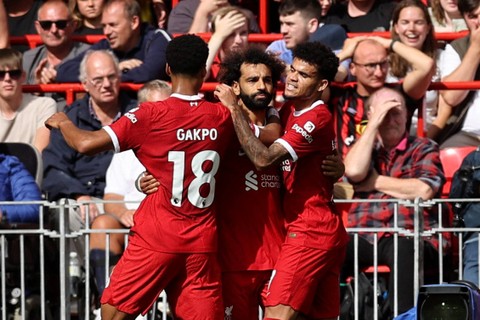 Pemain Liverpool Mohamed Salah merayakan gol pertama mereka saat hadapi AFC Bournemouth di Stadion Anfield, Liverpool, Inggris, Sabtu (19/8/2023). Foto: David Klein/REUTERS