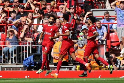 Pemain Liverpool Mohamed Salah merayakan gol pertama mereka dengan Cody Gakpo dan Luis Diaz aat hadapi AFC Bournemouth di Stadion Anfield, Liverpool, Inggris, Sabtu (19/8/2023). Foto: David Klein/REUTERS