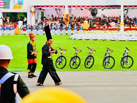 Cerita Pemuda Surabaya, Raih Sepeda dari Jokowi Berkat Kopiah Tinggi saat HUT RI