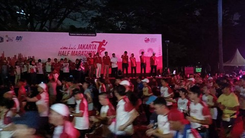 Menhub Budi Karya Sumadi dan Pj Gubernur DKI Jakarta Heru Budi Hartono membuka Jakarta Half Maraton di Monas, Minggu (20/8).  Foto: Annisa Thahira Madina/kumparan
