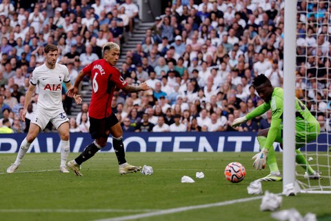 Pemain Tottenham Hotspur Son Heung-min berebut bola dengan pemain Manchester United Aaron Wan-Bissaka pada pertandingan Liga Inggris di Tottenham Hotspur Stadium, London, Inggris, Sabtu (19/8/2023).  Foto: Andrew Couldridge/REUTERS
