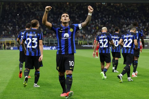 Selebrasi pemain Inter Milan Lautaro Martinez usai mencetak gol ke gawang AC Monza pada pertandingan Liga Italia di Stadion San Siro, Milan, Italia, Minggu (20/8/2023). Foto: Claudia Greco/REUTERS